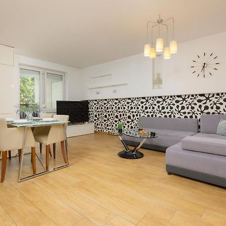 Metro Targowek Spacious Apartment With Parking By Noclegi Renters Varsovia Exterior foto