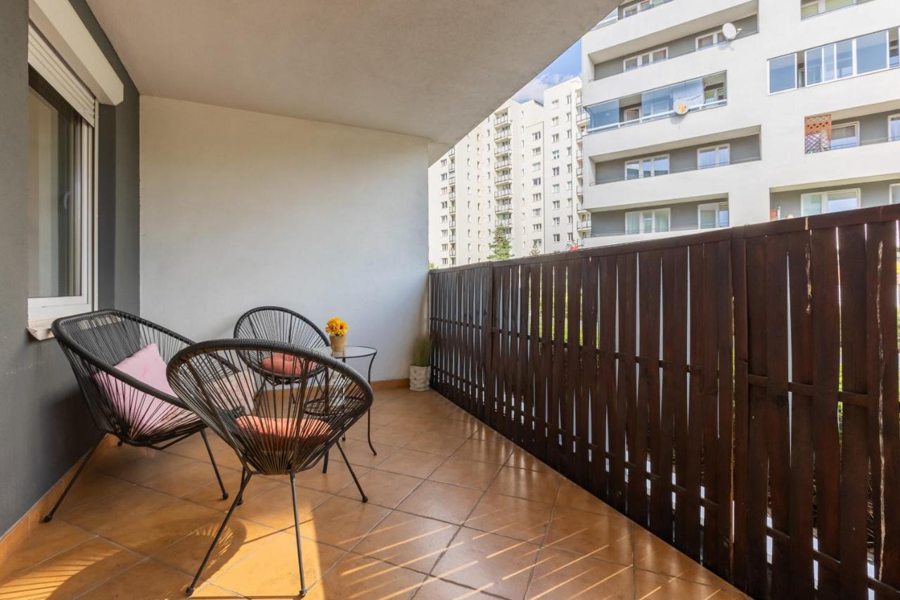 Metro Targowek Spacious Apartment With Parking By Noclegi Renters Varsovia Exterior foto