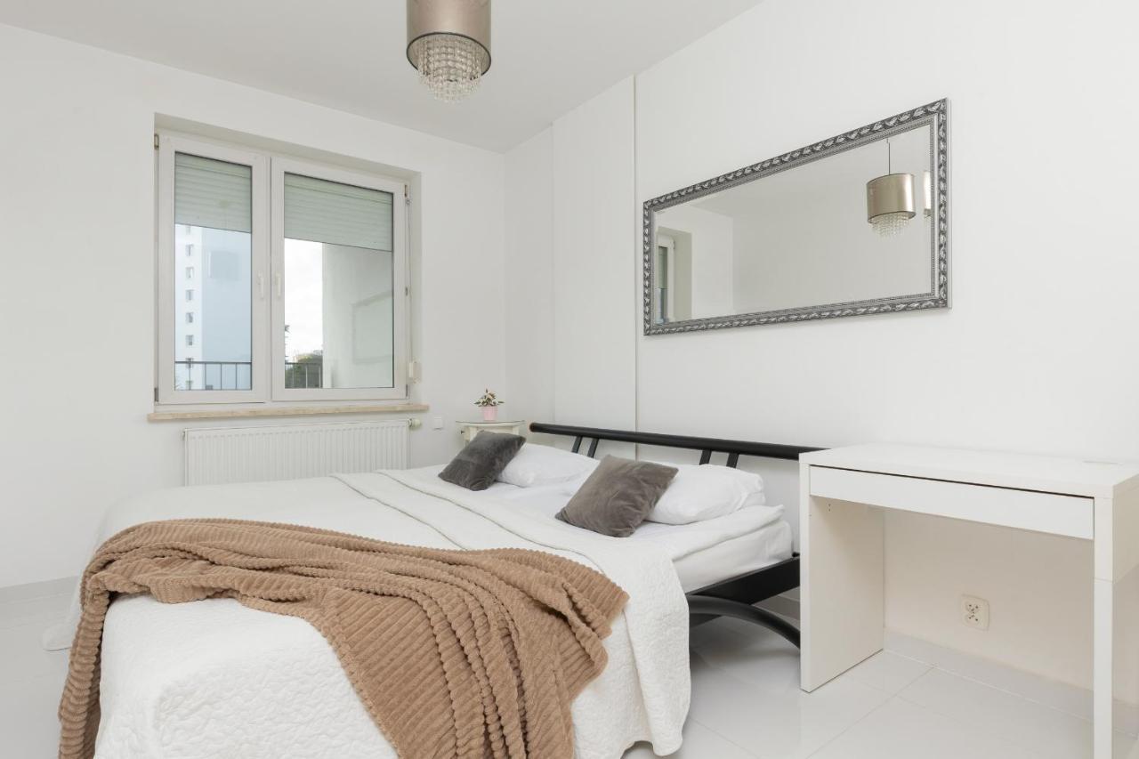 Metro Targowek Spacious Apartment With Parking By Noclegi Renters Varsovia Exterior foto