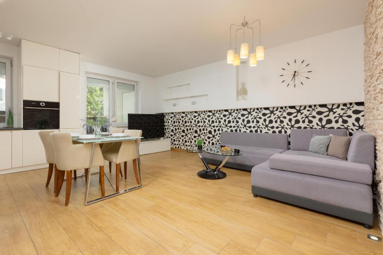 Metro Targowek Spacious Apartment With Parking By Noclegi Renters Varsovia Exterior foto